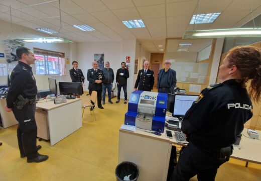 O xefe superior de Policía de Galicia foi recibido hoxe polo alcalde e visitou as oficinas de tramitación do DNI